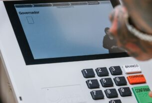 Urna eletrônica completa 30 anos e transformou a forma de votar e apurar resultados no Brasil