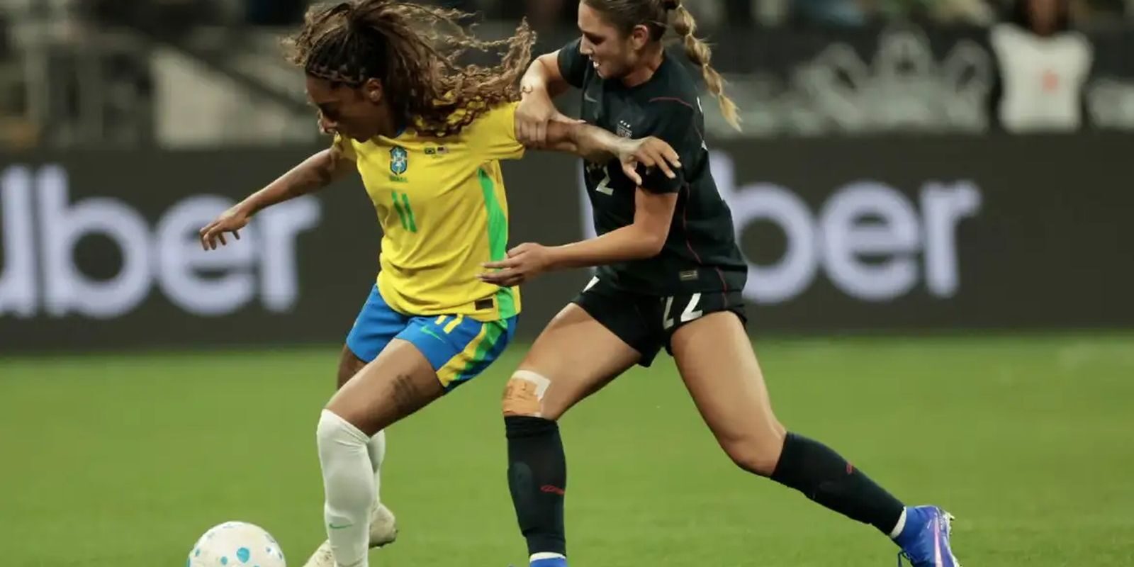 Elas em campo: reportagem revisita história, obstáculos e futuro do futebol feminino; exibição nesta segunda, 5/10, às 23h