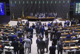 Parlamentares negros na Câmara caem para 135; pesquisadora aponta sub-representação persistente