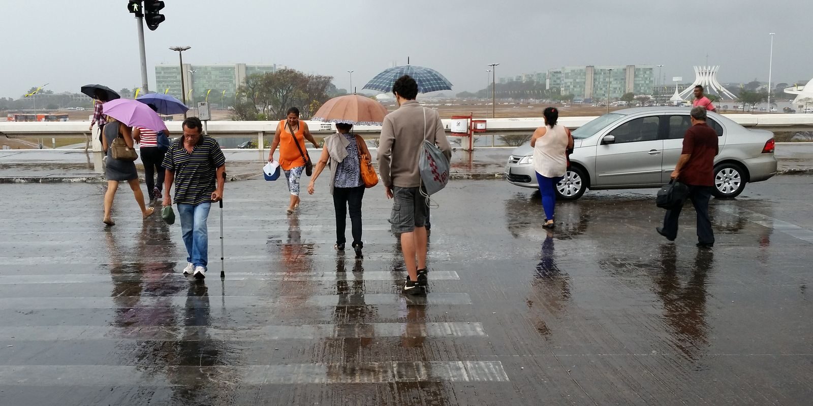 Chuvas atingem quase todo o país; Inmet mantém alertas de tempestade e aponta baixa umidade no Nordeste