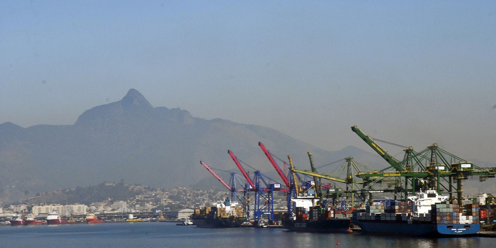 Projeção de superávit comercial de 2026 cai para US$ 84,4 bilhões com recuo nos preços do petróleo