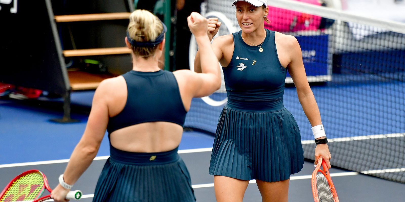 Stefani e Dabrowski avançam às quartas de duplas no WTA 1000 de Pequim com vitória em sets diretos