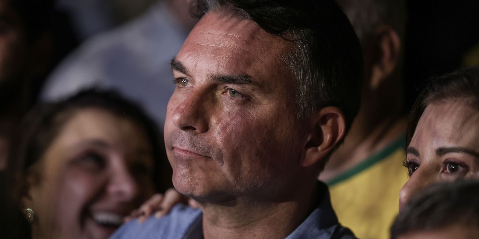 Mendonça aplica multa de R$ 5 mil a Flávio Bolsonaro por impulsionamento de post negativo contra Lula
